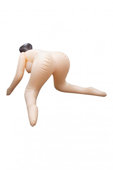 Телесная надувная секс-кукла в позиции догги-стайл