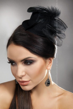 Чёрная шляпка с украшением из сетки