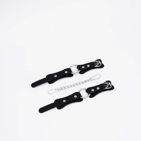 Черные кожаные наручники с кольцом