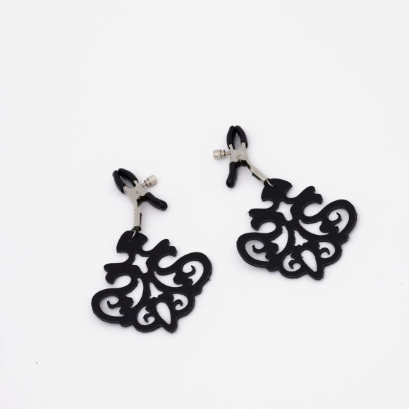 Зажимы на соски с черными кожаными подвесками