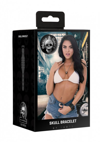 Черный браслет с металлическими заклепками