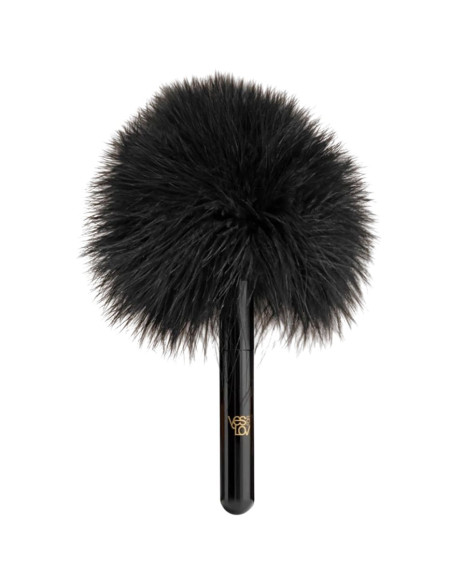 Черная перьевая кисточка с гладкой ручкой