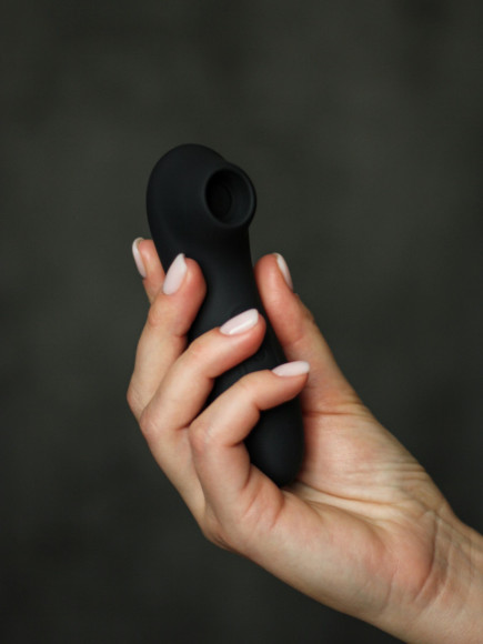 Черный вакуумный стимулятор клитора Curvy