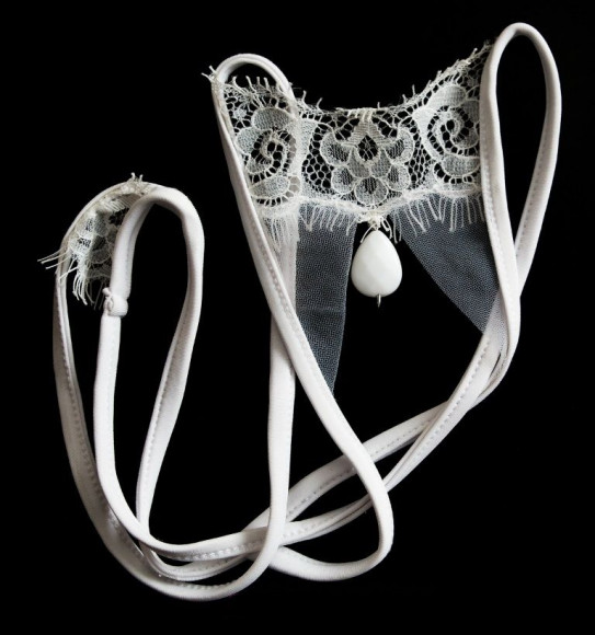 Открытые кружевные трусики Goccia с крупной бусиной 