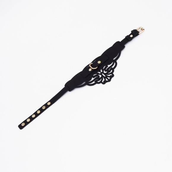 Фигурный чокер с узорами и золотистой фурнитурой