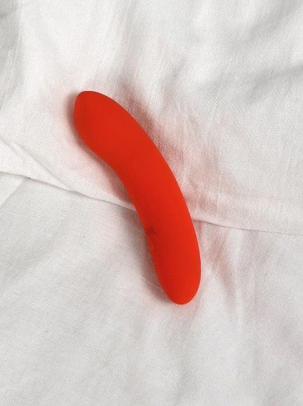 Коралловый мини-вибратор Atom - 11,5 см.